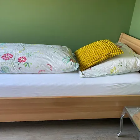 Zwei Zimmer, Kueche, Badezimmer, Aufenthaltsraum *