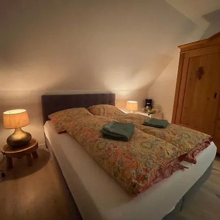 Zwei Zimmer, Kueche, Badezimmer, Aufenthaltsraum *