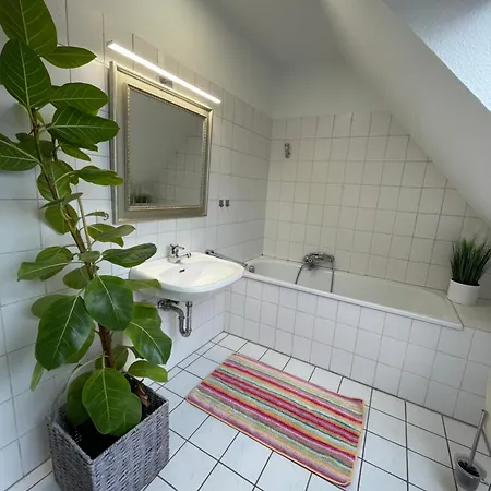 Zwei Zimmer, Kueche, Badezimmer, Aufenthaltsraum *