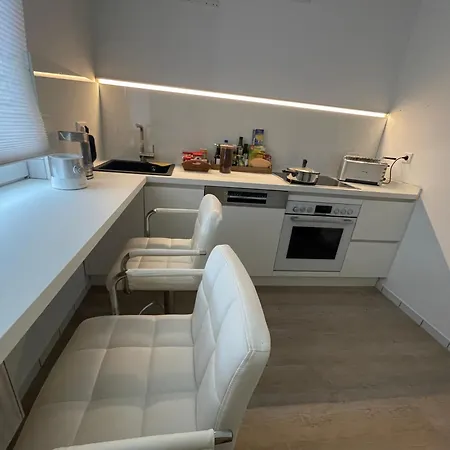 Zwei Zimmer, Kueche, Badezimmer, Aufenthaltsraum