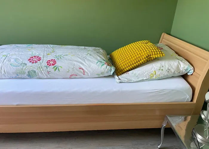 Zwei Zimmer, Kueche, Badezimmer, Aufenthaltsraum *