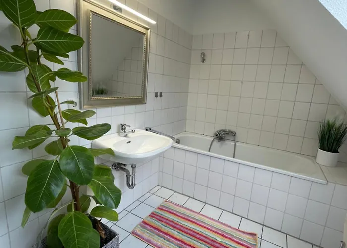 Zwei Zimmer, Kueche, Badezimmer, Aufenthaltsraum *